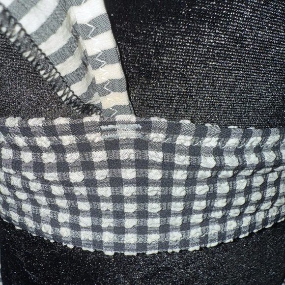 💸CLEARANCE 4 for $15💸 Arie Black and White Ruffled Bathing Suit Top - Picture 4 of 5